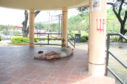 Arropado con baldosas. Una persona en situación de calle se ‘adueñó’ de la glorieta de un parque de Bellavista para echarse una ‘ruquita’.