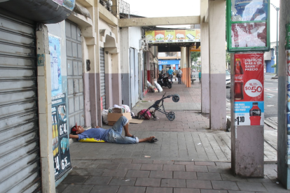 Abandono. Ya sea por crisis económica o ‘vacunas’, los negocios se ‘marchitan’, como en la 25 y Gómez Rendón. Los portales son ‘camas’ para chamberos o indigentes.