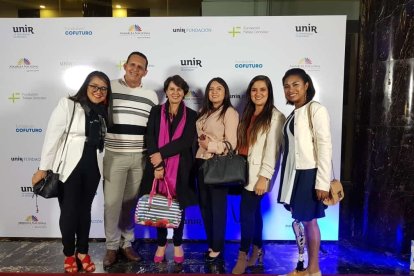 La becaria mejor graduada en la escuela de liderazgo de Rosalía Arteaga, dio el discurso de grado.