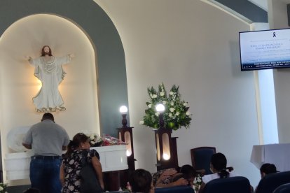 Una amiga de la menor fallecida se acercó a su féretro, para despedirse de ella. Eran muy unidas.