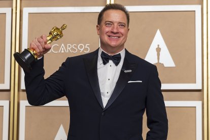 Brendan Fraser con su Óscar que lo muestra como el mejor actor.