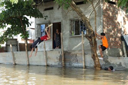 Algunos niños aprovecharon para  darse un ‘clavado’ en las aguas estancadas.