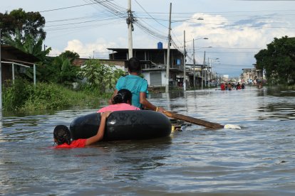 ntre el 70 % y 90 % de Milagro (Guayas) está inundado por las fuertes lluvias. A algunos lugares solo se puede entrar en canoa, dada la profundidad del agua.