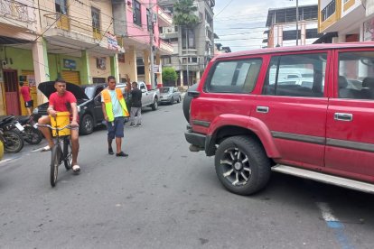 Le paguen o no, el bachiller cuida con gran esmero los automóviles.