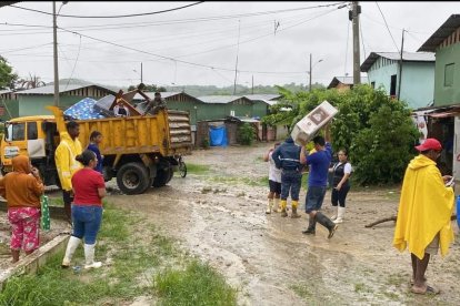 Algunas personas debieron ser evacuadas de sus hogares por las inundaciones y por el temor de que sus casas se derrumben.