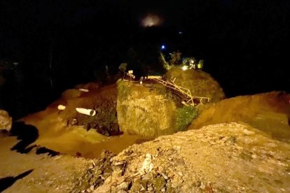 Derrumbe en el sector de Uzhcurrumi, en la Cuenca-Girón-Pasaje.