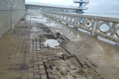 Los adoquines comenzaron a desprenderse y hay huecos en la estructura del moderno malecón de Ballenita.