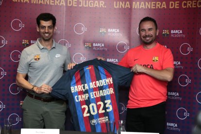 Pau López del Barça Academy y Diego Sarrade, director de EI2, dieron detalles del campamento que se realizará en Quito.