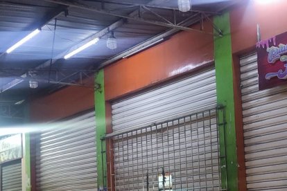 Los antisociales dispararon a la pared frontal del local.