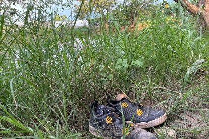 Jairo Carrión dejó sus zapatos en la orilla.