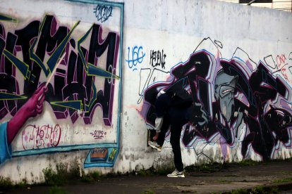 En una pared del Colegio Gonzalo Zaldumbide hay una rejilla por donde, al parecer, pasan droga.