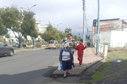 Rosa (70 años) alterna entre caminar y pagar camioneta o taxi para llegar a casa y ‘camello’.