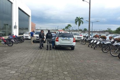 A los sospechosos del ataque a la unidad de policía los llevaron a la dependencia judicial para iniciar las investigaciones.