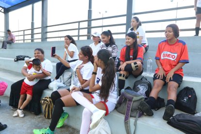 ¡Un selfi, un selfi! Las chicas ríen y disfrutan antes de los entrenamientos.