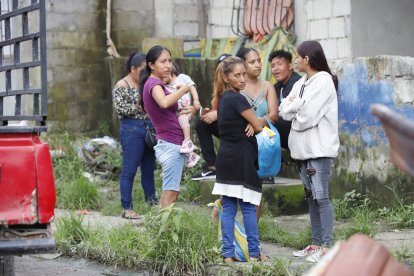 Familiares de Diego fueron al sitio para consolarlo a él y a sus hijos, ante semejante tragedia.