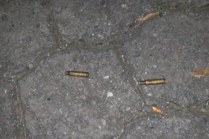En la escena fueron encontrados indicios de calibres de guerra.