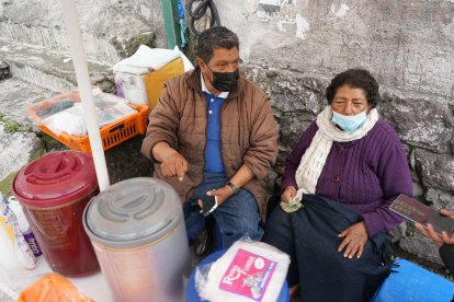 Angeline solo cuenta con una cobija para abrigarse en su hogar. Pide dinero en El Recreo.