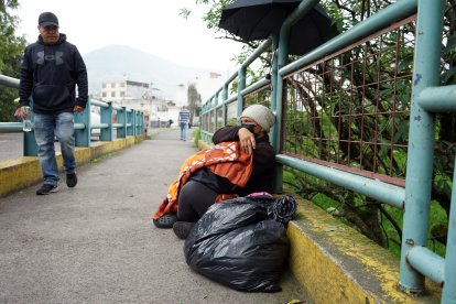 Angeline solo cuenta con una cobija para abrigarse en su hogar. Pide dinero en El Recreo.