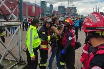 Luego de bajarlo de la torre, el joven fue llevado a una casa de salud para su valoración.