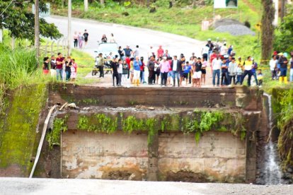 En la carretera miraban la magnitud del desastre que los dejó incomunicados.