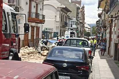 Partes de una vivienda cayeron sobre el automotor.
