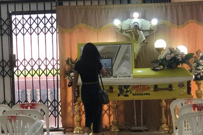 El cuerpo fue colocado en un ataúd diseñado con los colores del equipo del que era hincha.