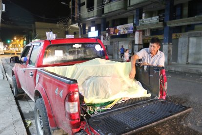 En el balde de la camioneta frente a la vivienda, Alejandro Salinas pasó con su familia.