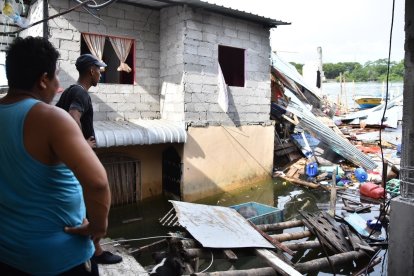 Los restos de una de las viviendas sumergidas en el estero Huaylá.