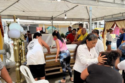 En la calle Olmedo velaron a la mamá y sus dos niños que murieron aplastados por el derrumbe de su casa en Puerto Bolívar.