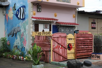 El dueño de esta casa en el Suburbio de Guayaquil no anda con ‘paro’. No solo cercó el acceso, sino que dejó una clara advertencia.