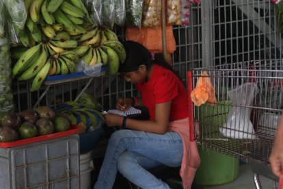 Si de esfuerzo se trata, esta jovencita nos da el mejor ejemplo. Mientras trabaja en un local del mercado de Sauces 9, le mete ‘ñeque’ al estudio, a fin de lograr mejores días.