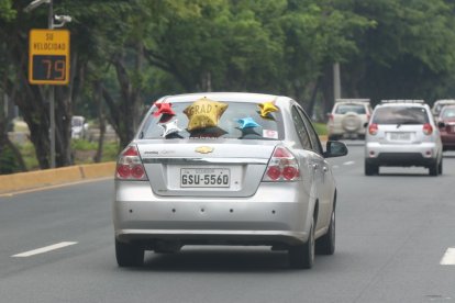 El fin de una meta escolar es motivo de fiesta. Así lo quisieron demostrar quienes viajaban en este auto, decorado con globitos de felicitaciones por el grado.