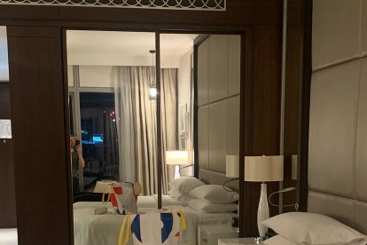 Su pareja se dio cuenta por la cartera sobre la cama.