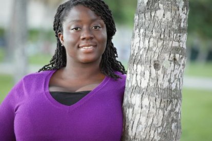 La mujer aparece en publicidades de reducción de senos.