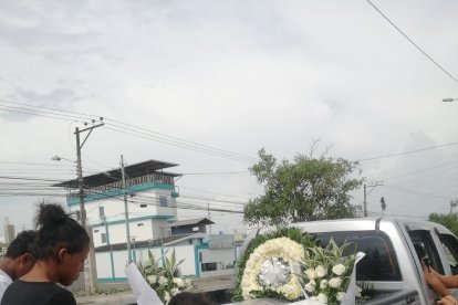 Sepultaron a la madre y sus hijos que murieron cuando su casa cayó al estero.