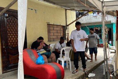 Una mujer llora tras haber perdido todo en una vivienda del norte de Machala.