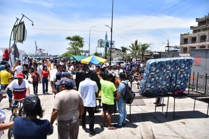 Vecinos ayudan a recuperar los pocos enseres luego del desastre natural.