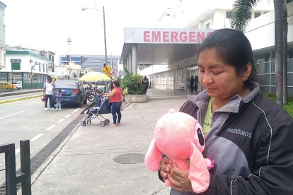 Anabel sale del hospital para evitar llorar frente a su hija.