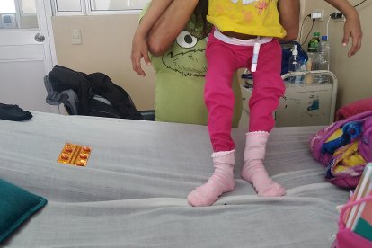 Con la ayuda de su madre, la menor se puede parar a ratos.