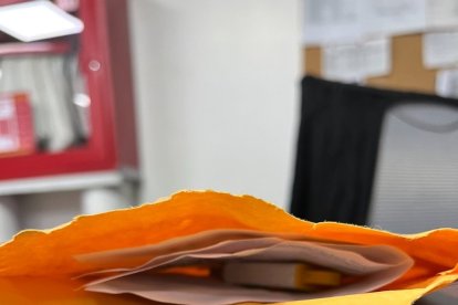 El sobre dirigido a Mauricio Ayora.