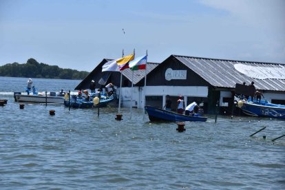 Los enseres del antiguo Muelle de Cabotaje de Puerto Bolívar son sacados en embarcaciones pequeñas. En ese lugar funcionaba un restaurante.