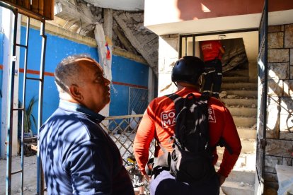 Carlos Espinoza no pudo ingresar a su departamento debido al desplome de las losas.