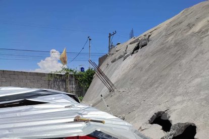 Una losa se desprendió y cayó sobre un vehículo en un inmueble al este de Machala.