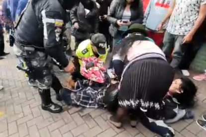 Una policía y algunos transeúntes asistieron a la madre en plena calle.