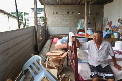 Víctor Reyes dice que no puede trabajar porque se le dañó su refrigeradora.