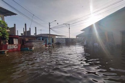 El aguaje cubrió calles y agua ingresó a las casas.