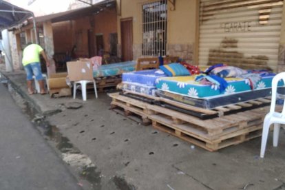 Sobre palets armaron sus camas, unos afectados en Puerto Bolívar.