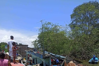 En el estero aún yacen  escombros de viviendas.