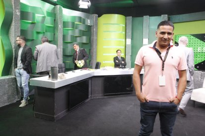 Ruddy Onofre en acción, está atento para ponerle el efecto, sonido o frases grabadas al programa ‘Esto es fútbol’.