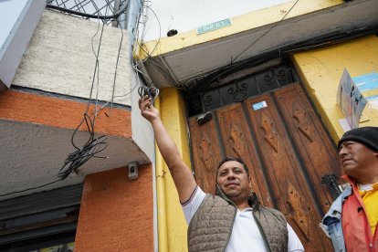La gente convive con los cables colgados en las fachadas de sus casas.